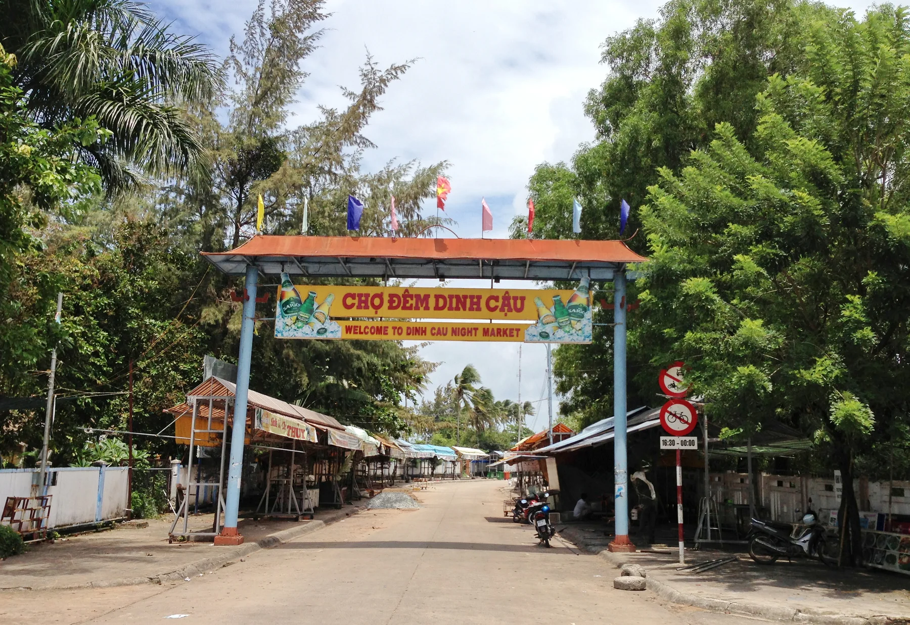 Archival photograph of the former Dinh Cau night market entrance in 2013; not the current 2026 layout